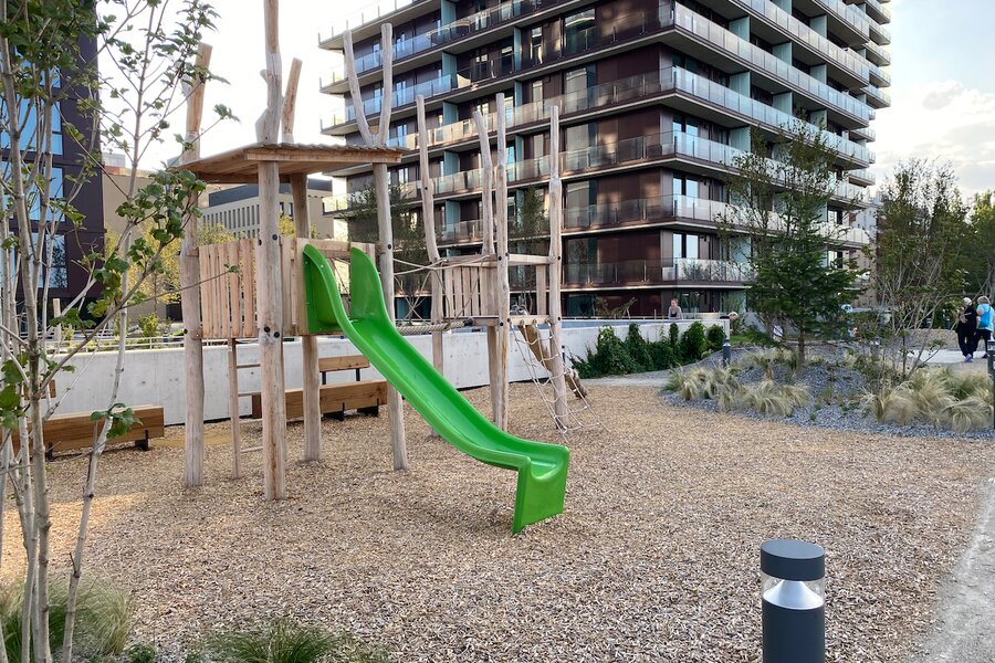 Spielplatz am Fuße der Türme