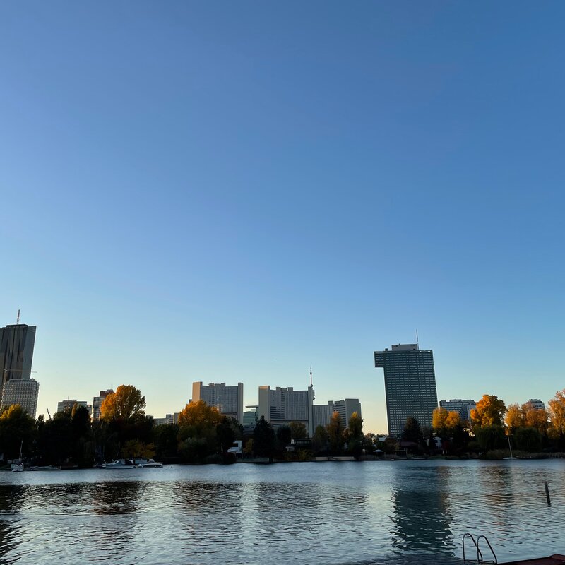 Skyline & waterfront: 2-room apartment for short-term rental in Vienna – temporary housing for 1 to 6 months.