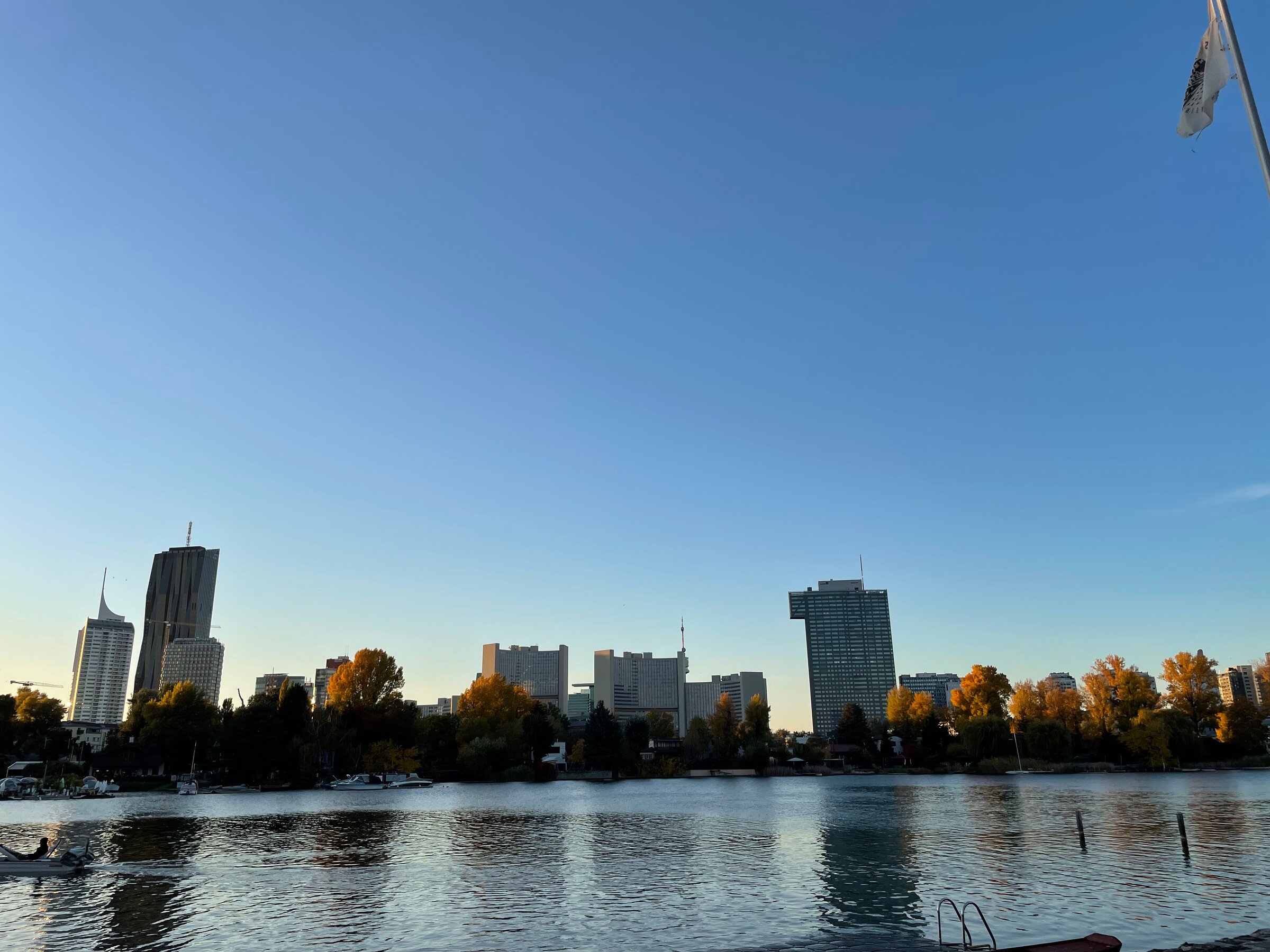 Skyline & waterfront: 2-room apartment for short-term rental in Vienna – temporary housing for 1 to 6 months.