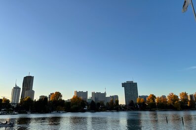 Skyline & waterfront: 2-room apartment for short-term rental in Vienna – temporary housing for 1 to 6 months.