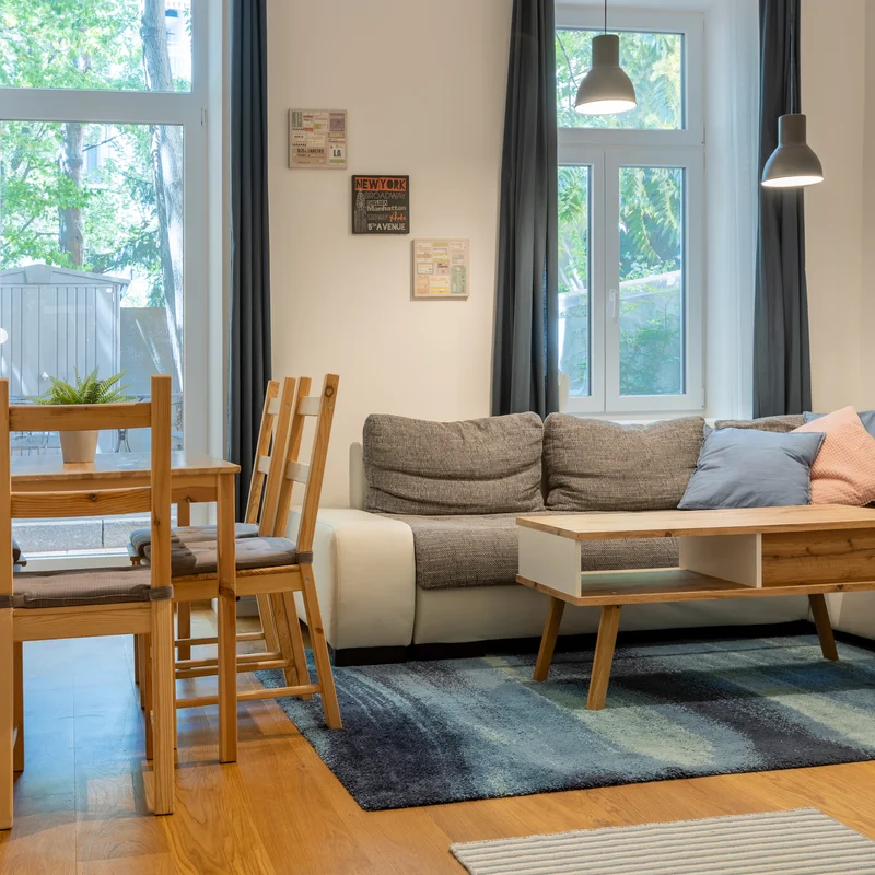 Unser gemütliches Wohnzimmer, im Hintergrund die Terrasse