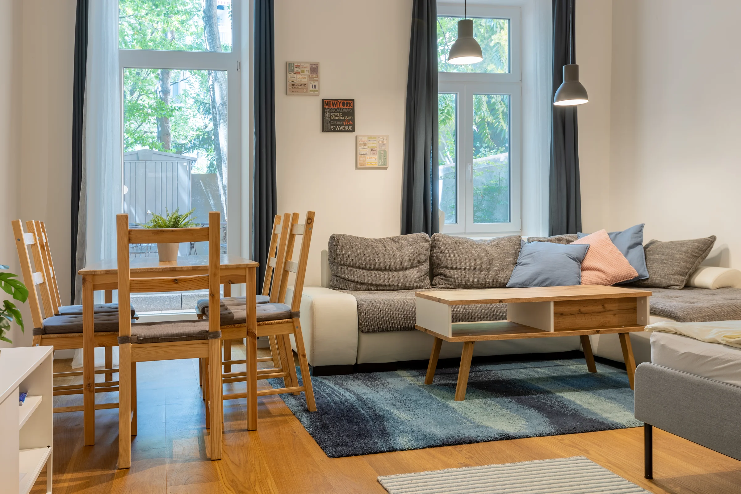 Unser gemütliches Wohnzimmer, im Hintergrund die Terrasse