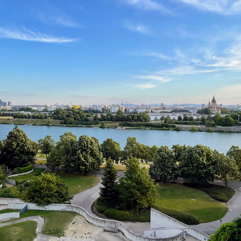 Blick auf Donau & Grünanlage – 2-Zimmer Wohnung zur Kurzzeitmiete, Wohnen auf Zeit für 1 bis 6 Monate in Wien