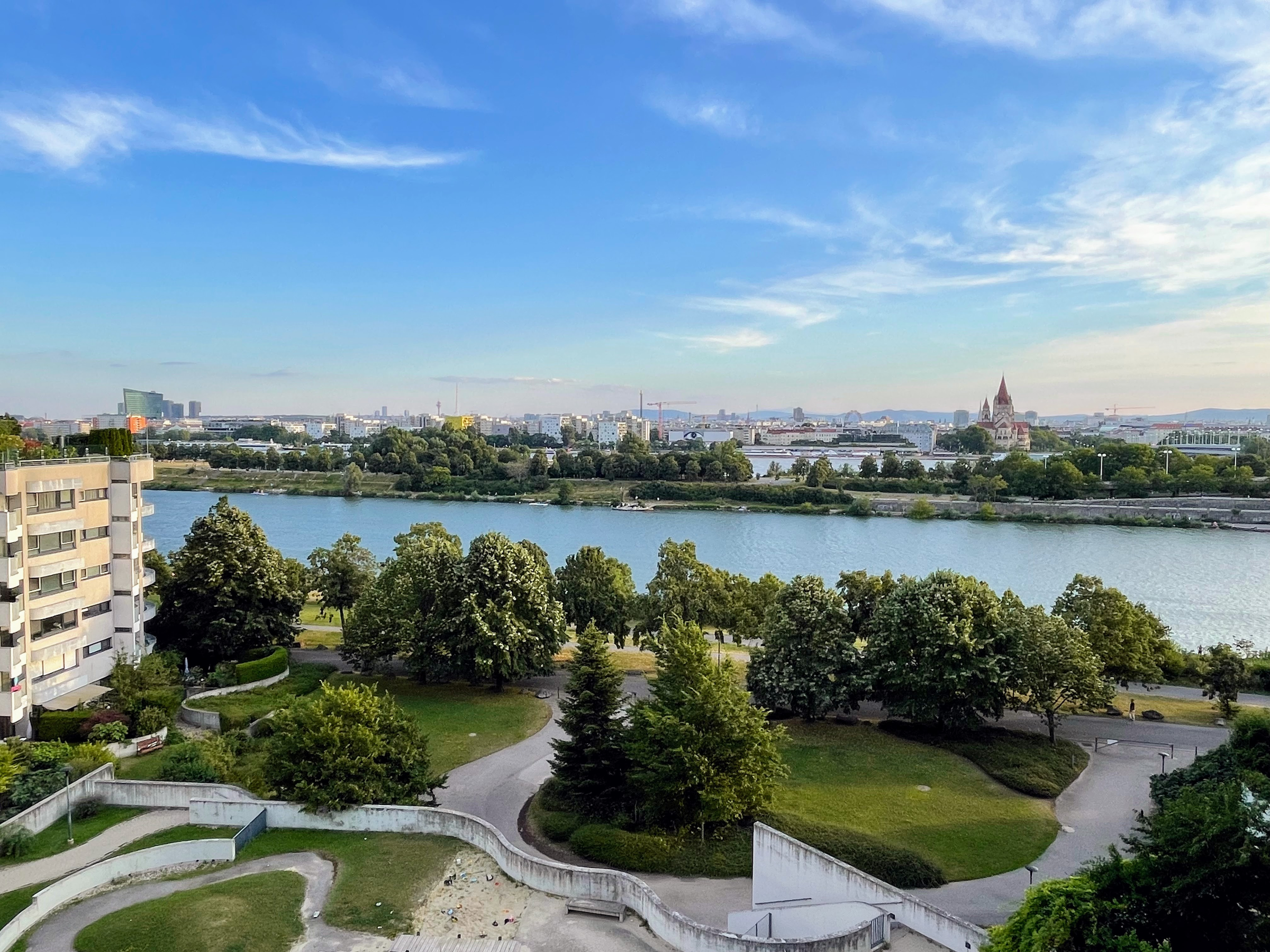 Blick auf Donau & Grünanlage – 2-Zimmer Wohnung zur Kurzzeitmiete, Wohnen auf Zeit für 1 bis 6 Monate in Wien