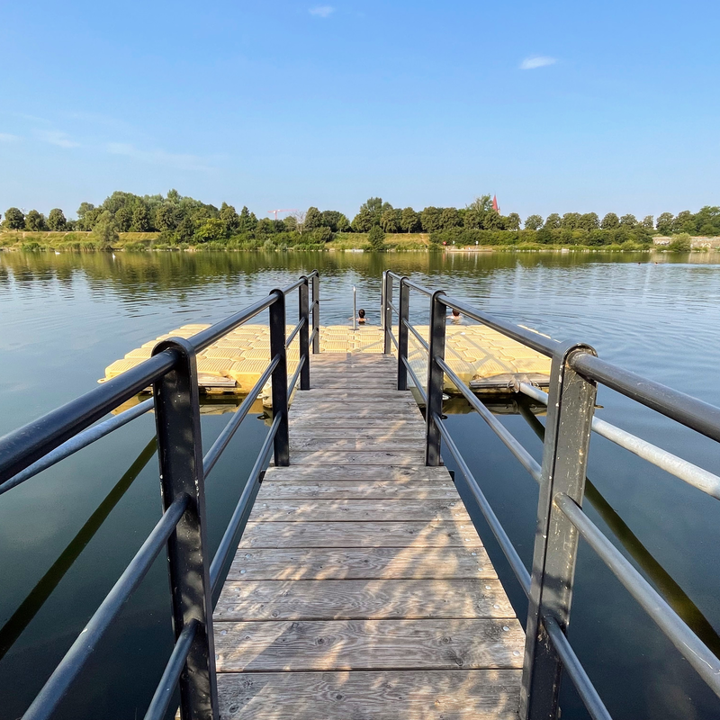 Steg ins Wasser vor dem Haus