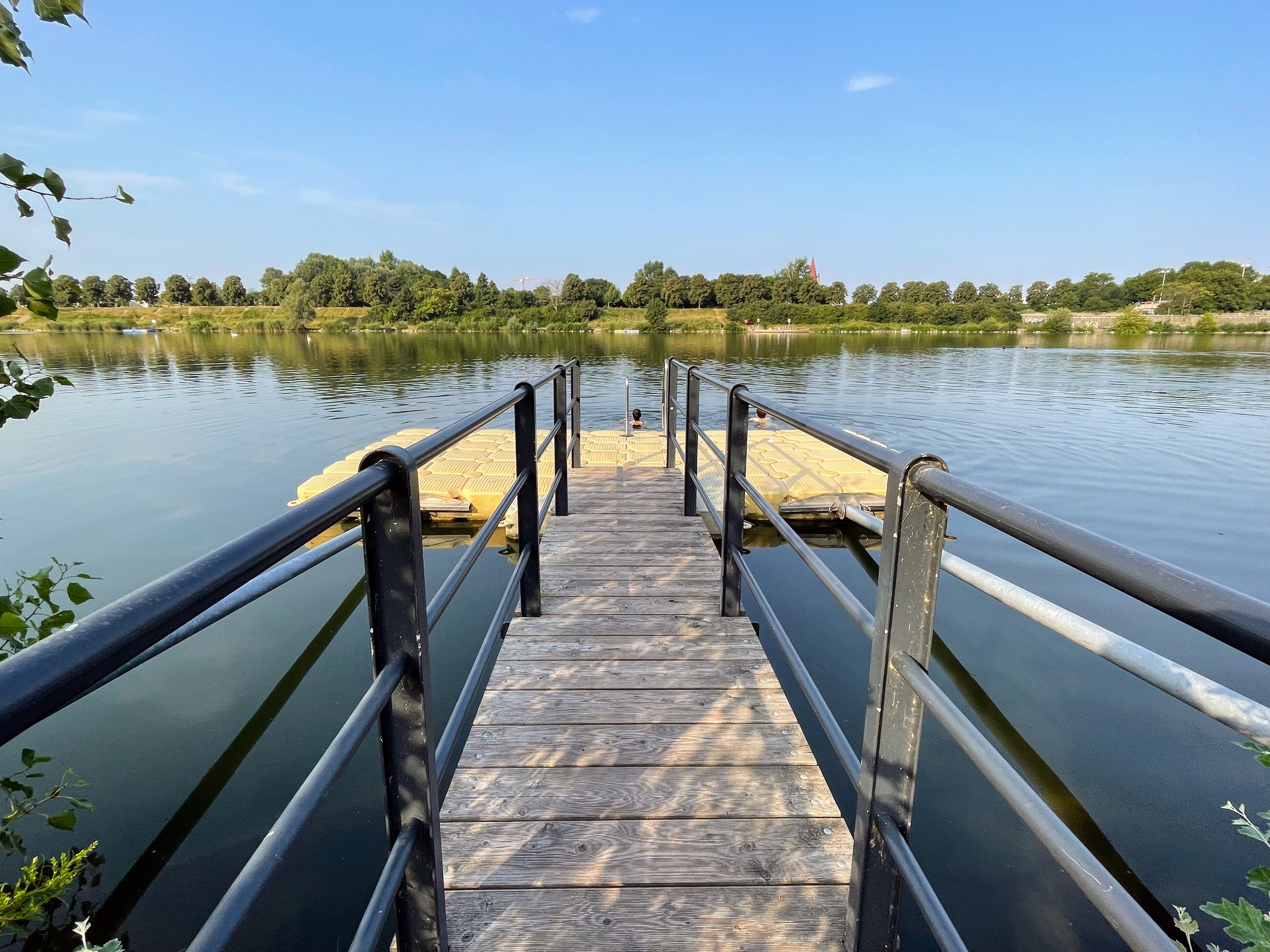 Steg ins Wasser vor dem Haus