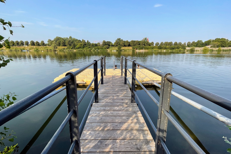 Steg ins Wasser vor dem Haus