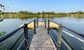 Steg ins Wasser vor dem Haus