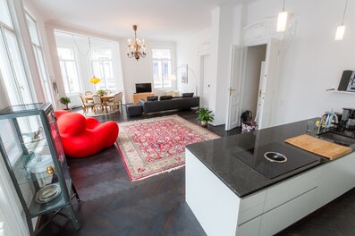 Heller Wohn-Küchenbereich einer 4-Zimmer Altbauwohnung – Kurzzeitmiete & Wohnen auf Zeit für 1 bis 6 Monate in Wien
