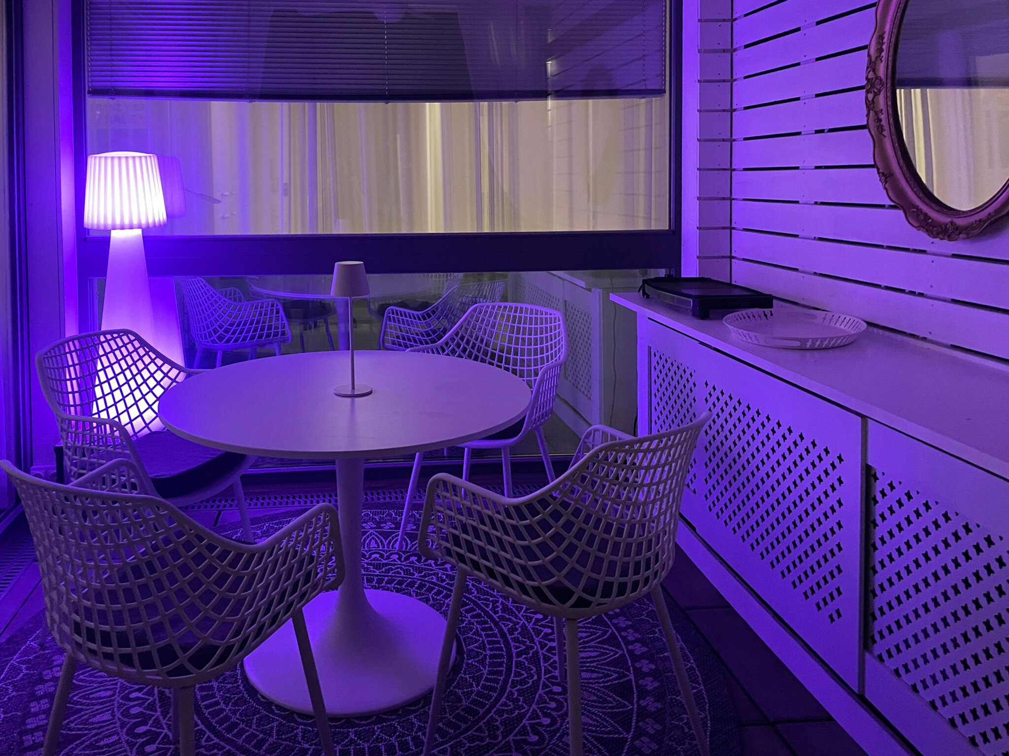 Colorlamp in the outdoor dining area