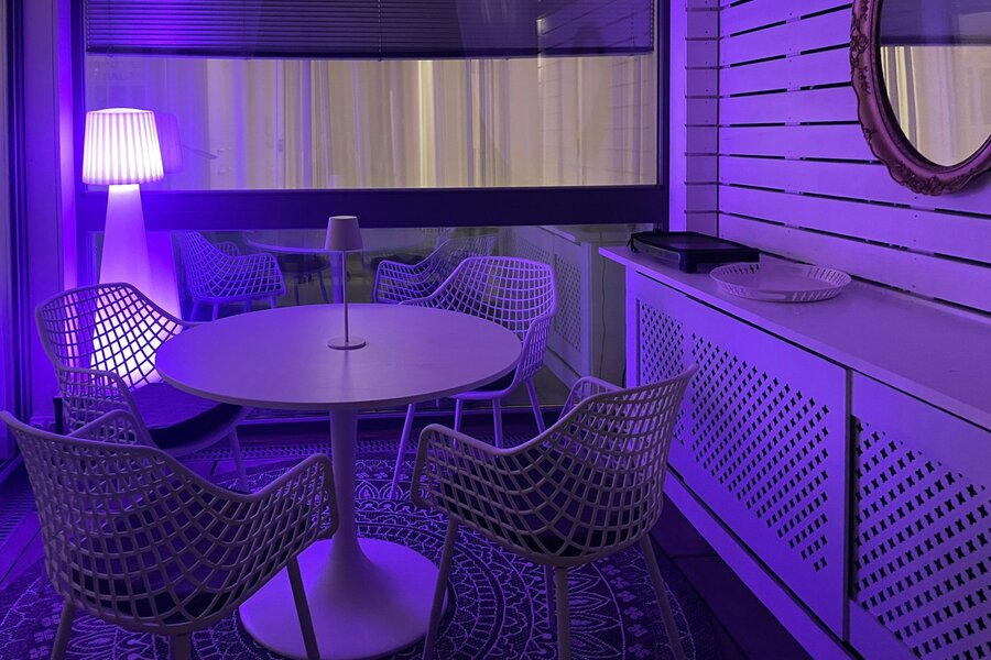 Colorlamp in the outdoor dining area