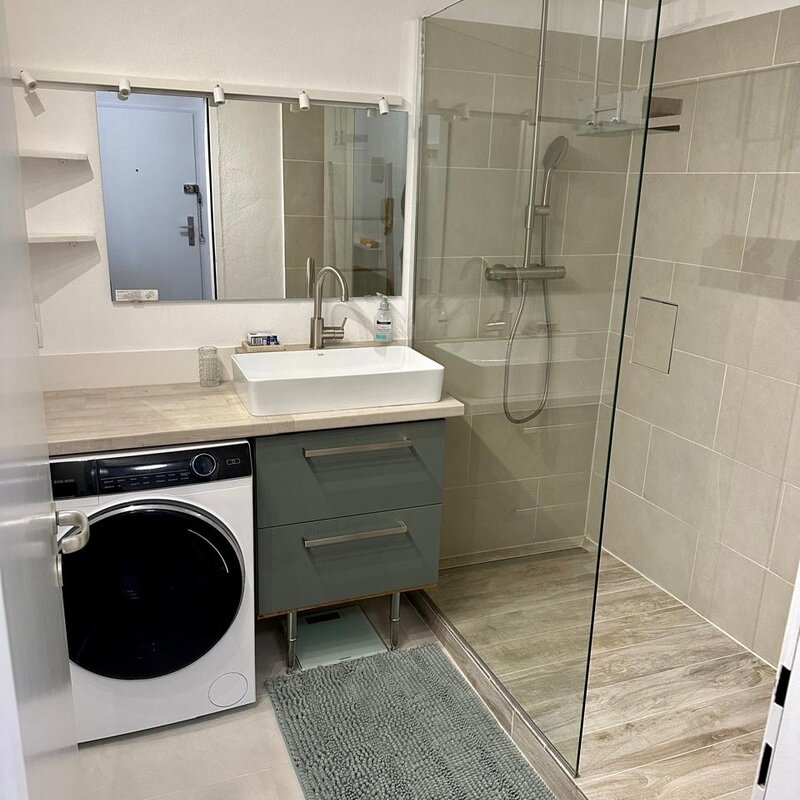 Badezimmer mit Waschtrockner