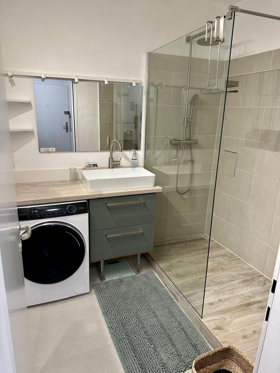 Badezimmer mit Waschtrockner