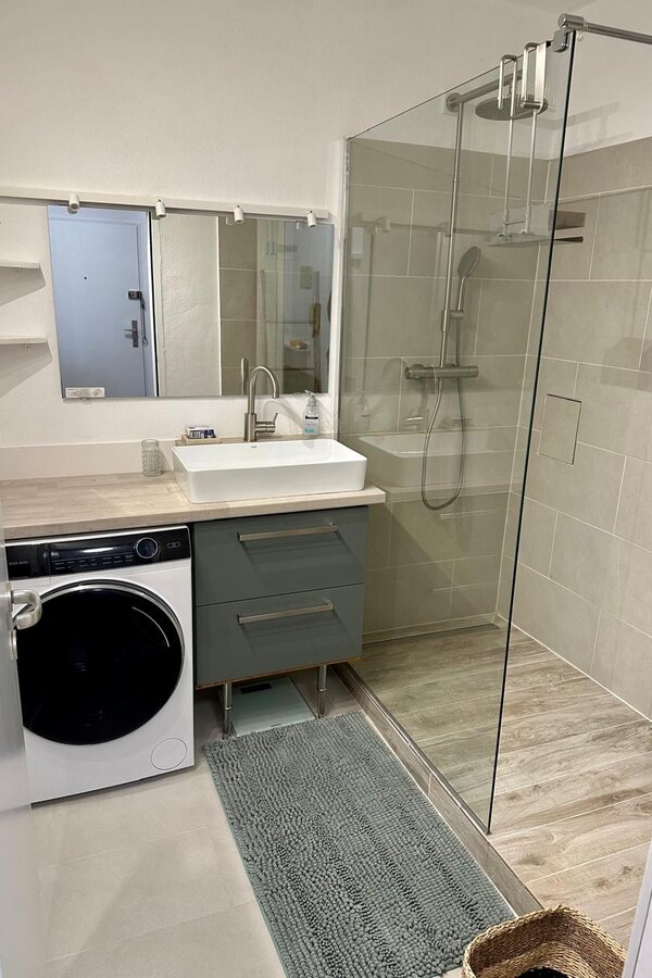 Badezimmer mit Waschtrockner