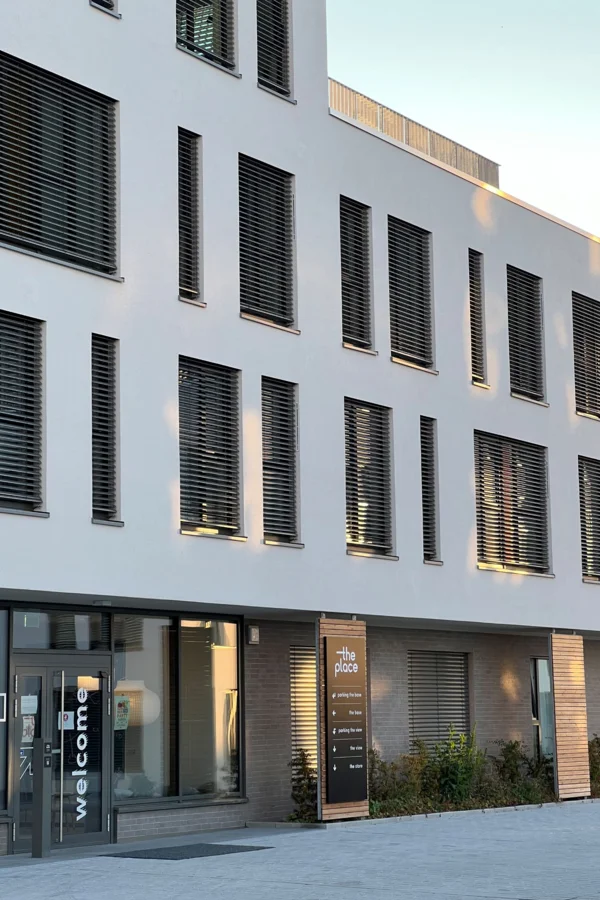 Eingangsbereich mit digitalem Check In | © Thor Scholle