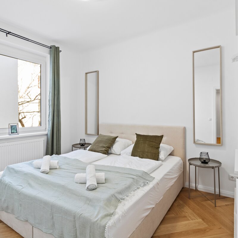 Schlafzimmer mit Bett und Schrank