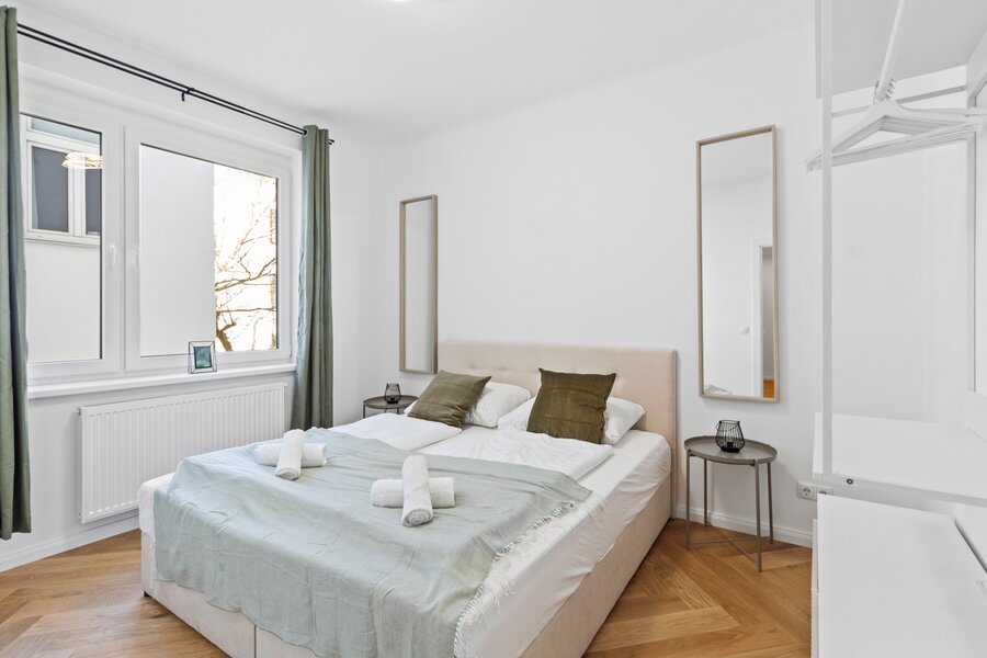 Schlafzimmer mit Bett und Schrank
