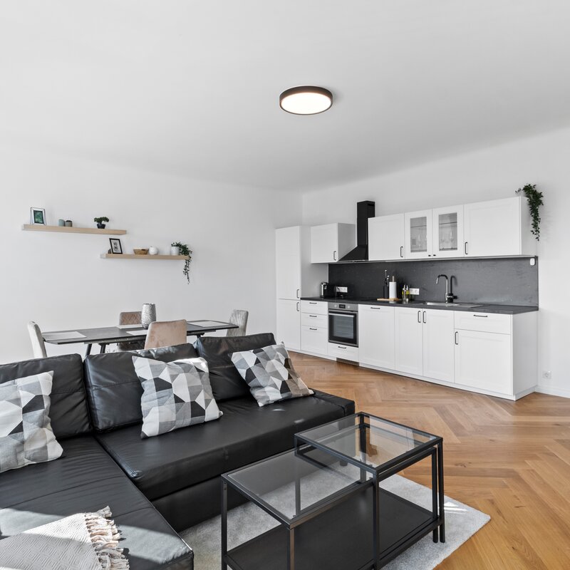 Wohn- und Essbereich mit vollausgestatteter Küche
