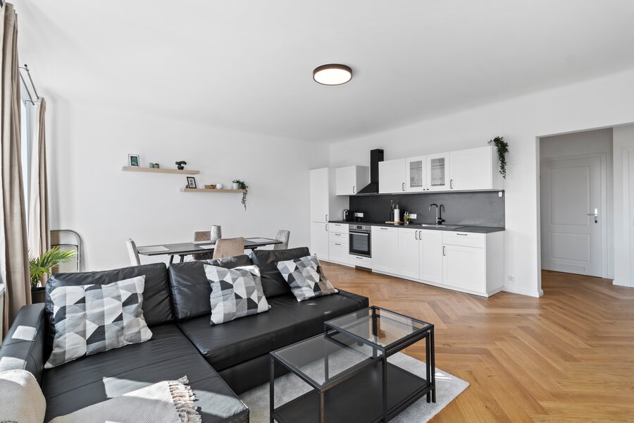 Wohn- und Essbereich mit vollausgestatteter Küche