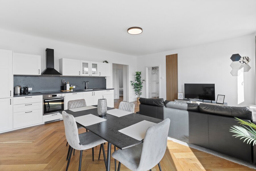 Wohn- und Essbereich mit vollausgestatteter Küche