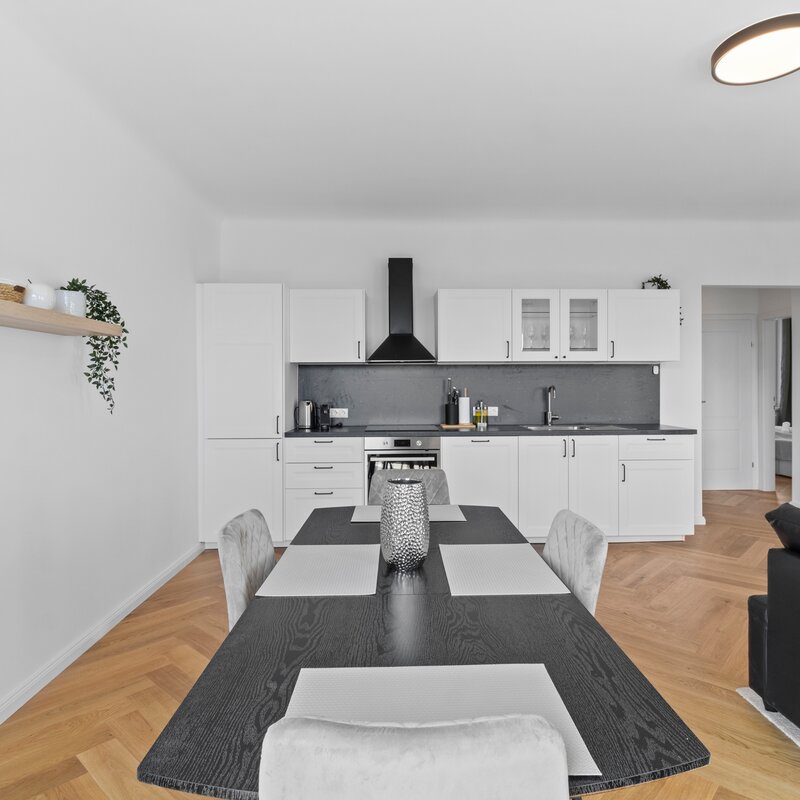 Wohn- und Essbereich mit vollausgestatteter Küche