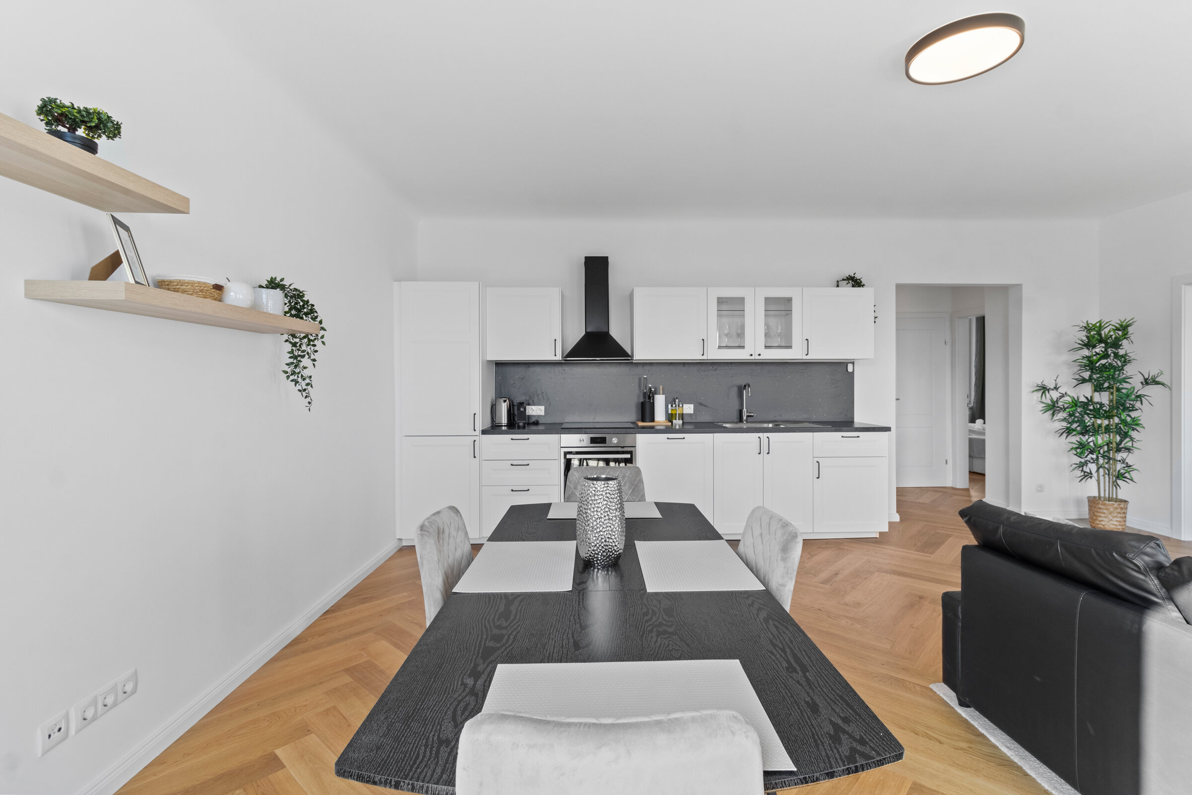Wohn- und Essbereich mit vollausgestatteter Küche