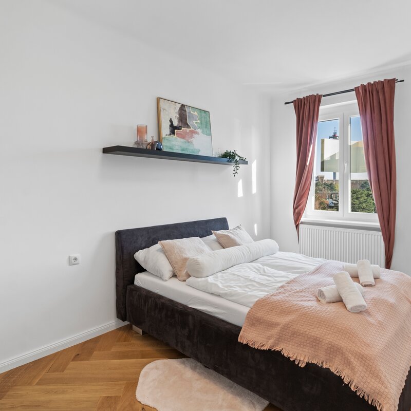 Schlafzimmer 2 mit Bett und Schrank