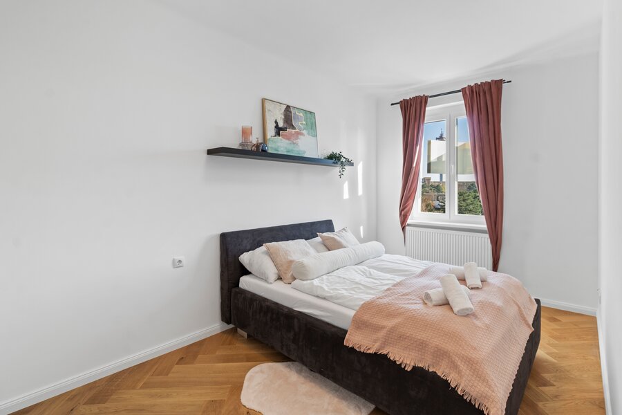 Schlafzimmer 2 mit Bett und Schrank