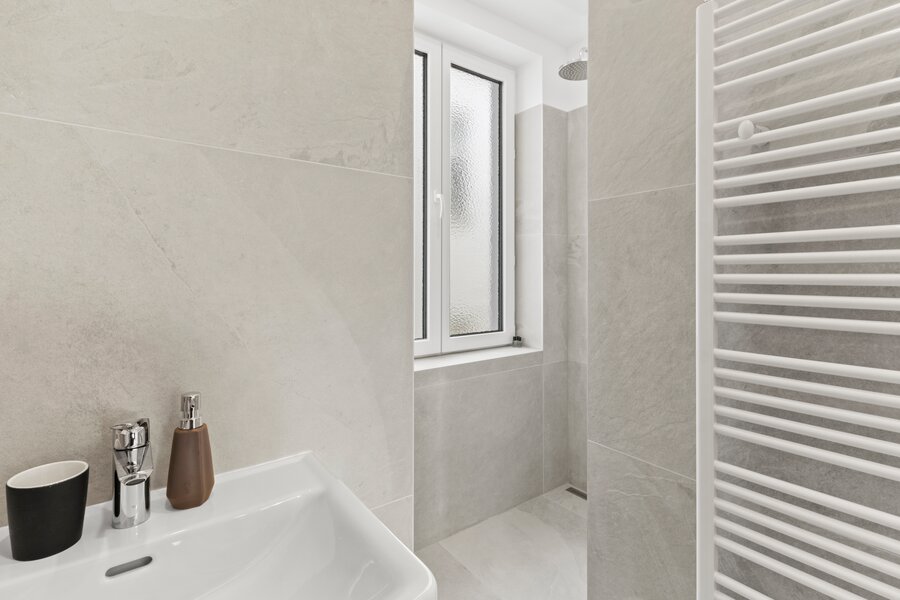 Badezimmer mit Dusche und Waschmaschine