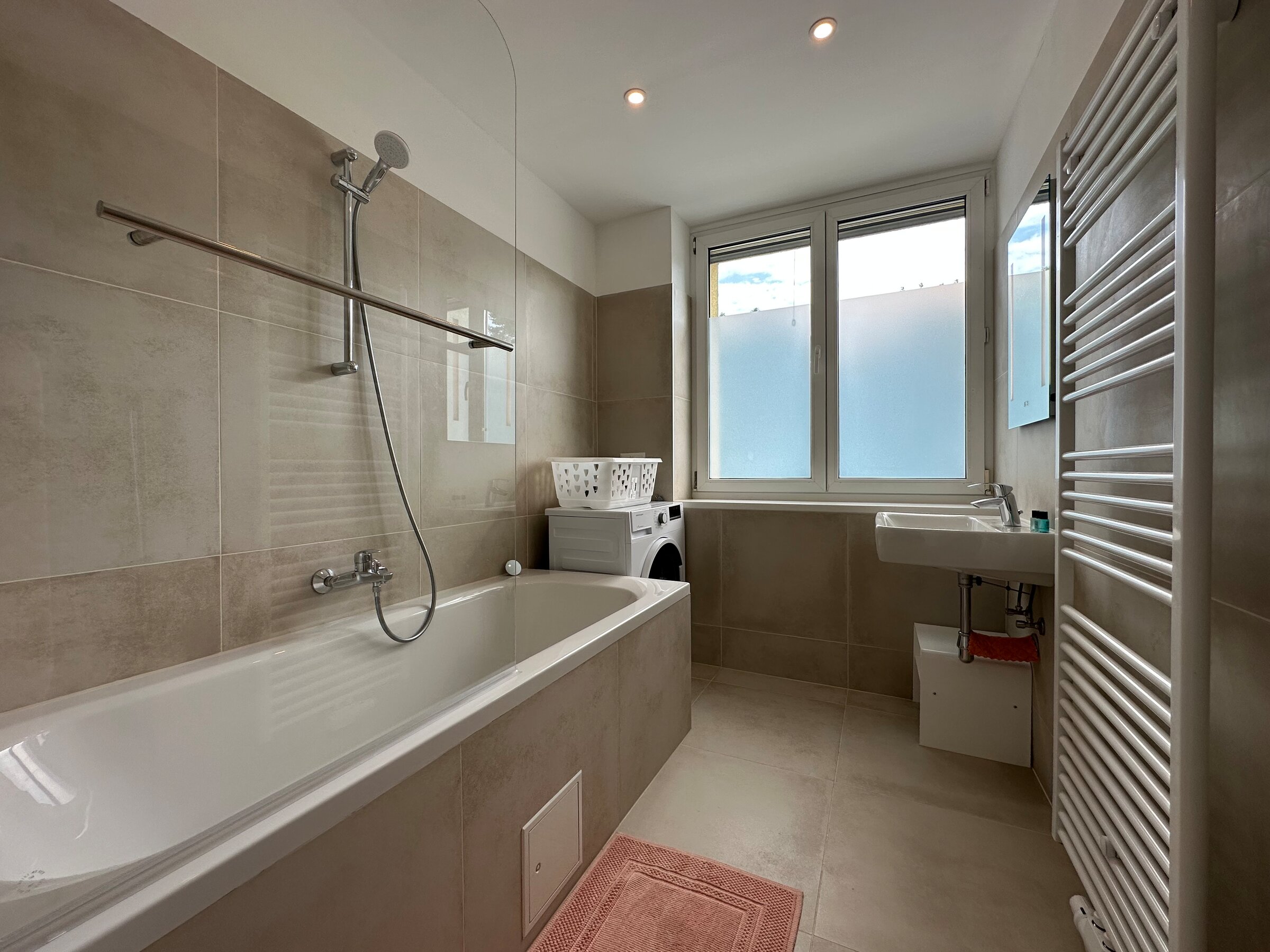 Badezimmer mit Badewanne und Waschmaschine