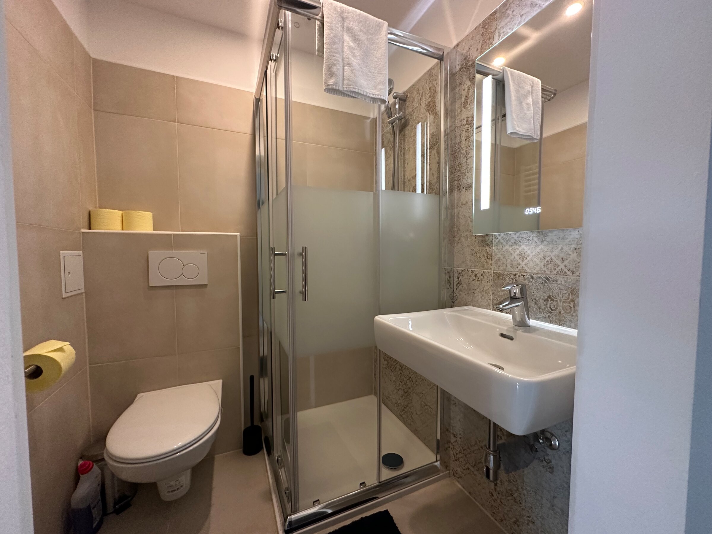 Badezimmer mit Dusche und WC