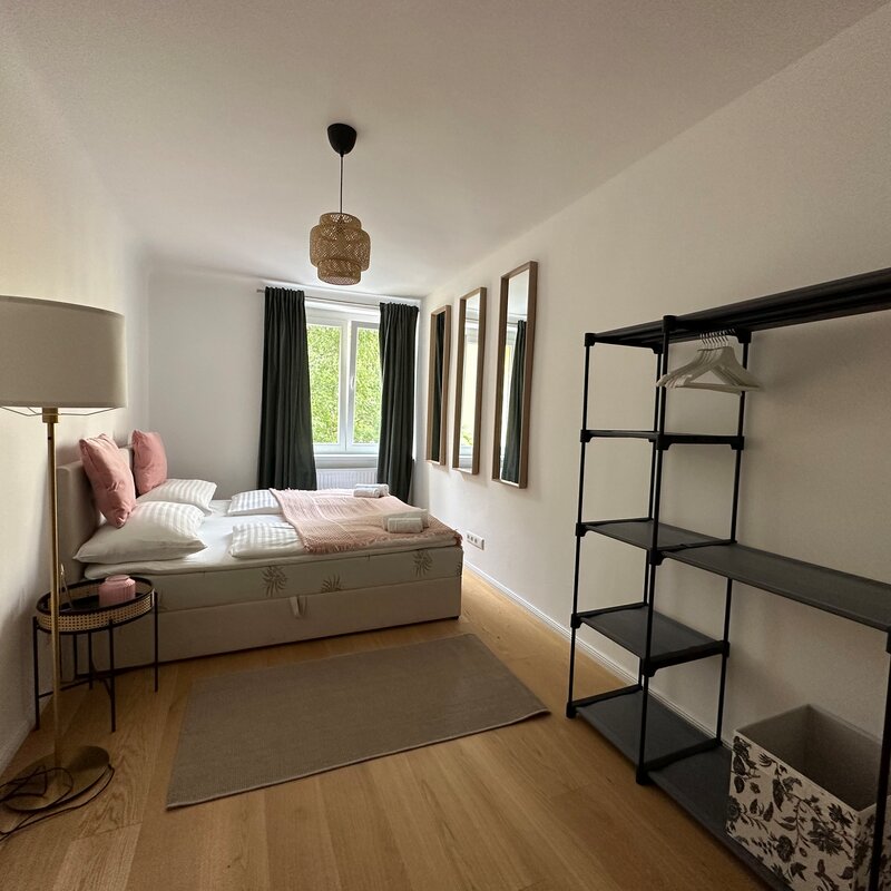 Schlafzimmer 2 mit Bett und Schrank