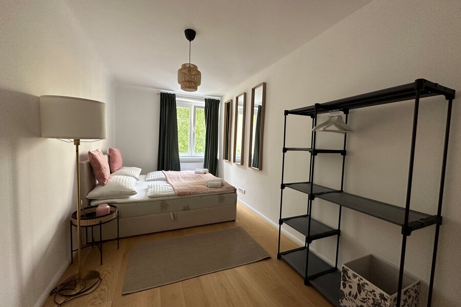 Schlafzimmer 2 mit Bett und Schrank