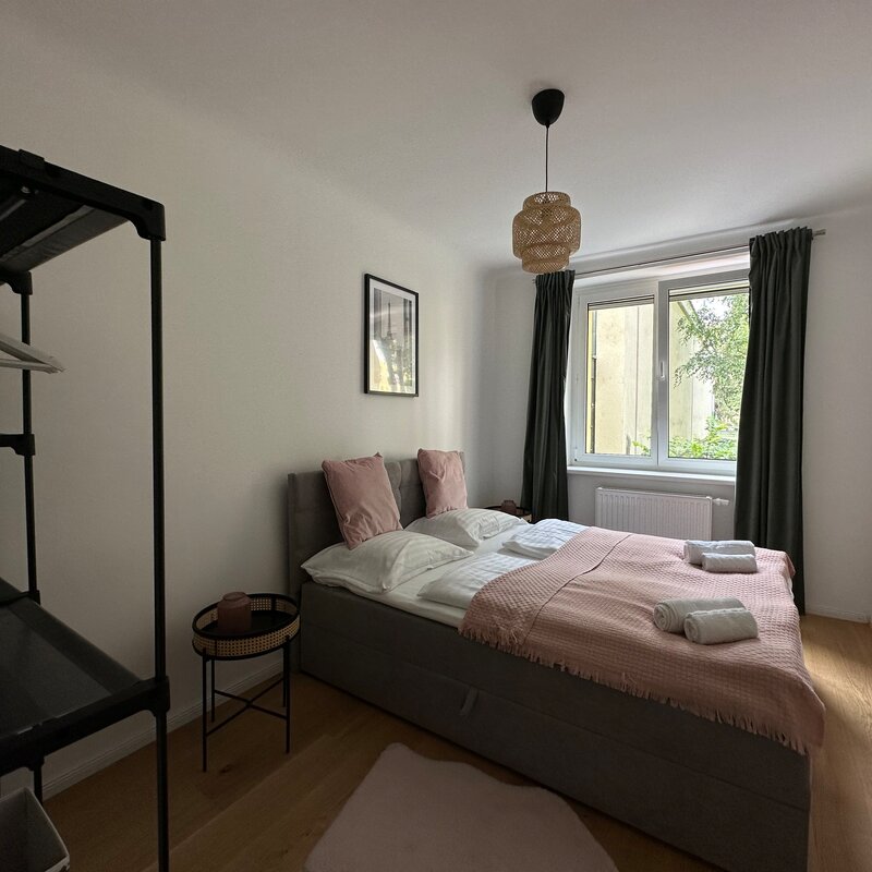 Schlafzimmer 1 mit Bett und Schrank