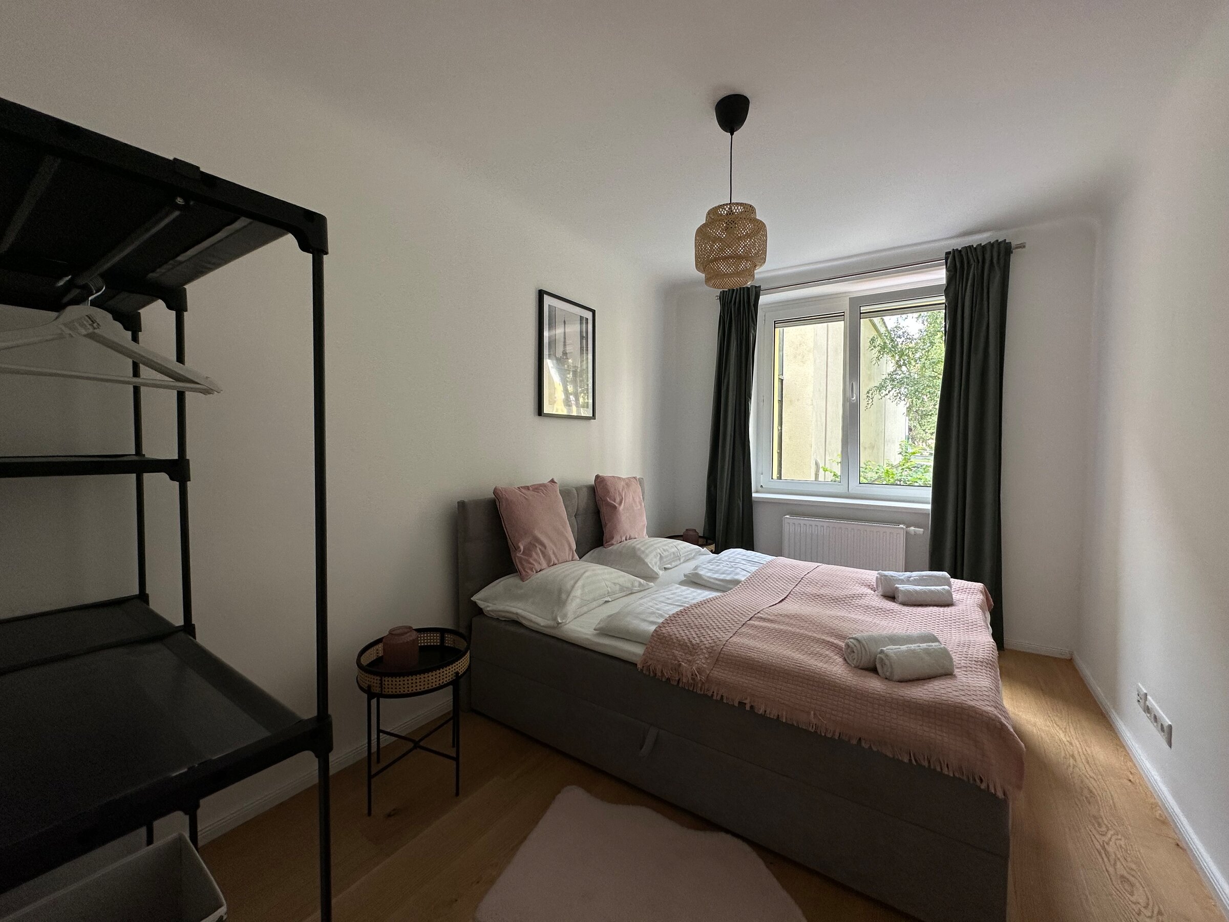 Schlafzimmer 1 mit Bett und Schrank