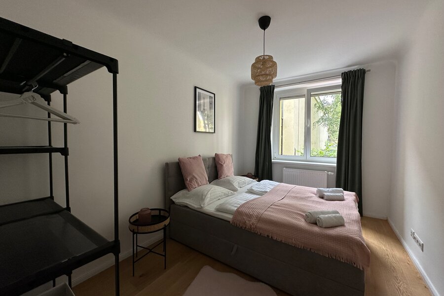 Schlafzimmer 1 mit Bett und Schrank