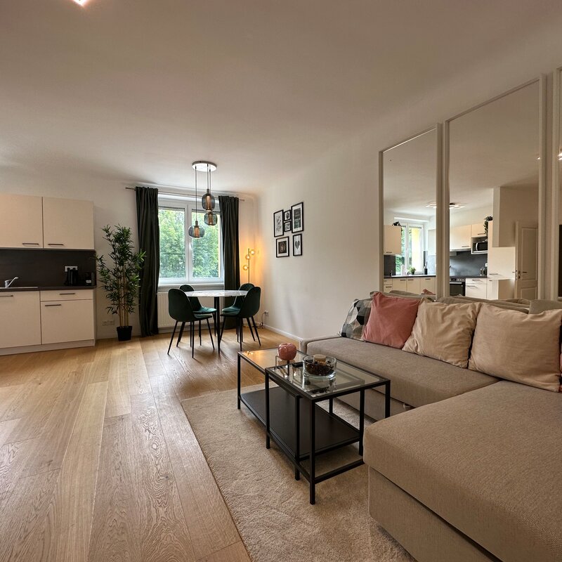 Wohnzimmer mit Essbereich und Küche