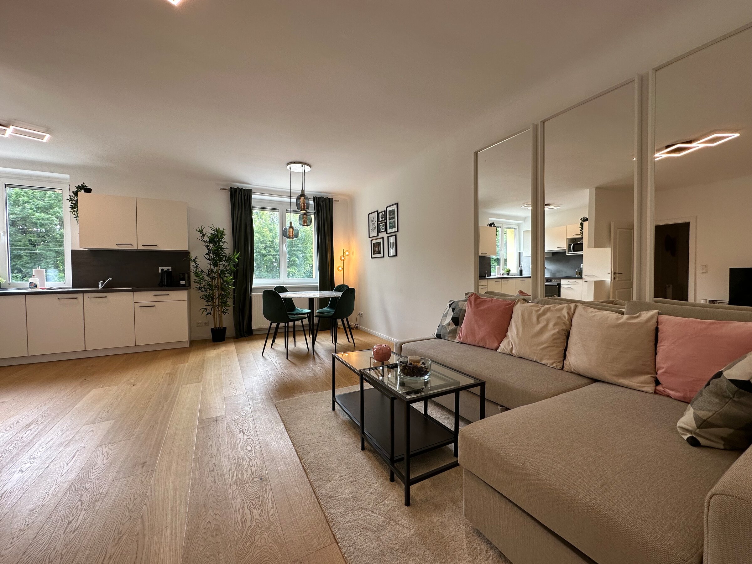 Wohnzimmer mit Essbereich und Küche