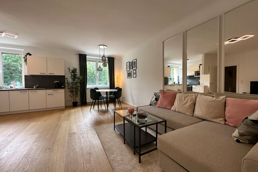 Wohnzimmer mit Essbereich und Küche