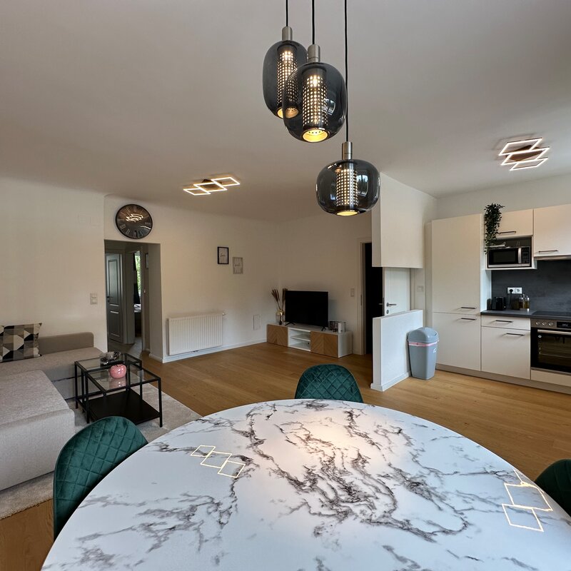 Wohnzimmer mit Essbereich und Küche