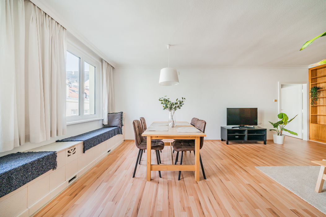 Wohn- und Essbereich mit Smart TV