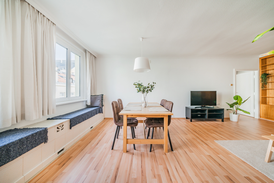 Wohn- und Essbereich mit Smart TV