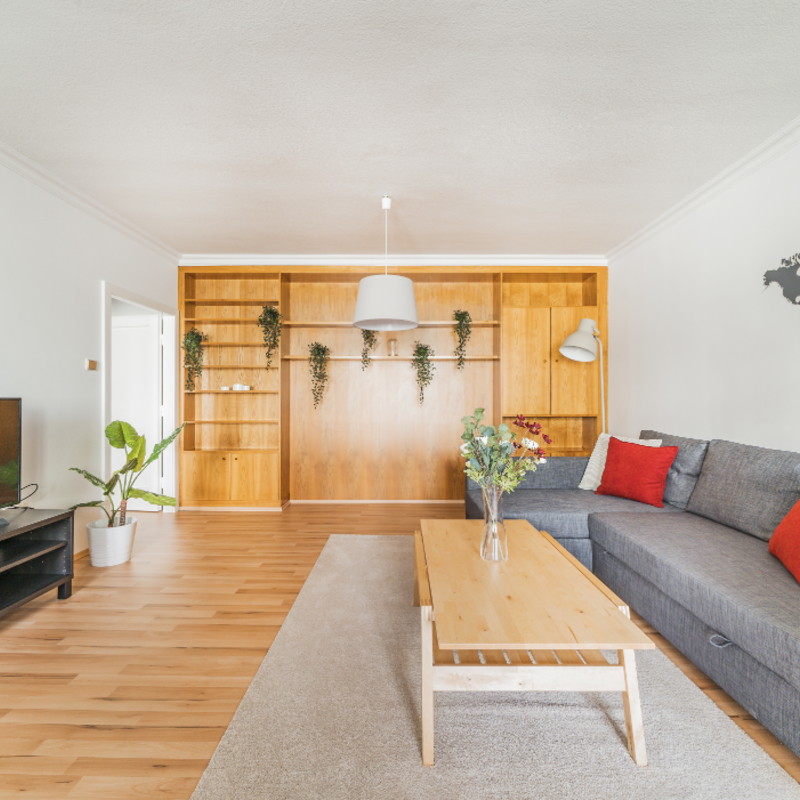 Wohnzimmer mit Smart TV und Schlafsofa