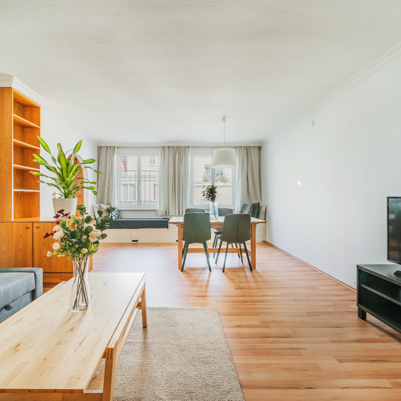 Wohn- und Essbereich mit Schlafsofa und Smart TV