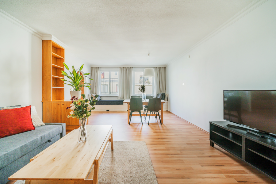 Wohn- und Essbereich mit Schlafsofa und Smart TV