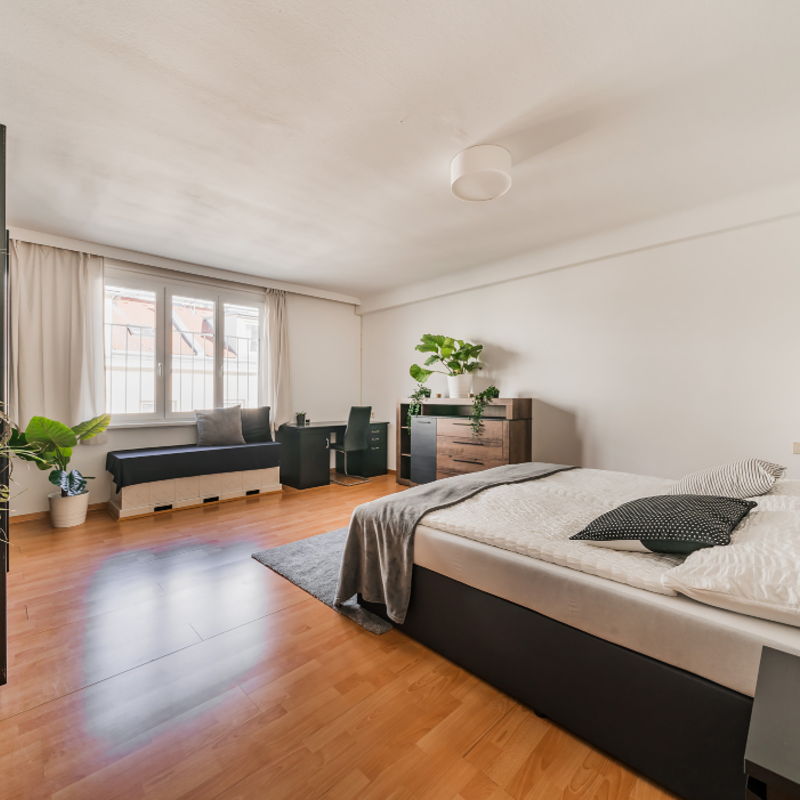 Schlafzimmer 2 mit Doppelbett und Schrank