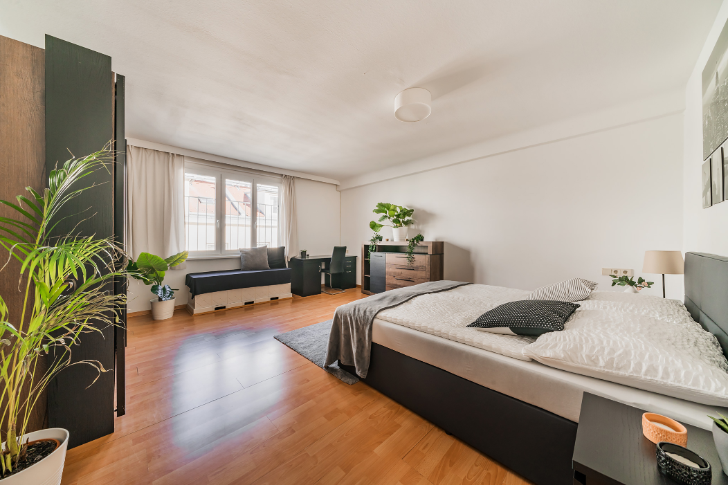 Schlafzimmer 2 mit Doppelbett und Schrank