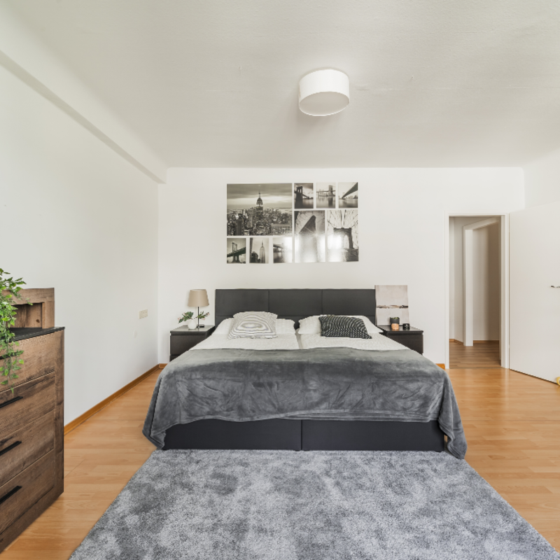 Schlafzimmer 2 mit Doppelbett und Schrank