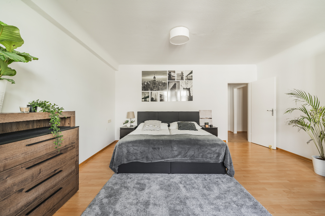 Schlafzimmer 2 mit Doppelbett und Schrank