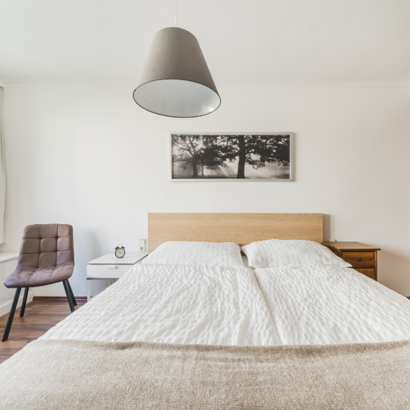 Schlafzimmer 1 mit Doppelbett und Schrank